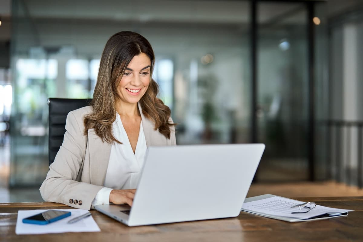 TT website image body woman laptop working